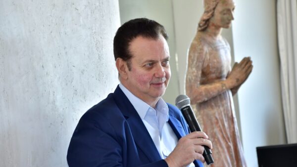Gilberto Kassab, presidente do PSD, discursando com microfone