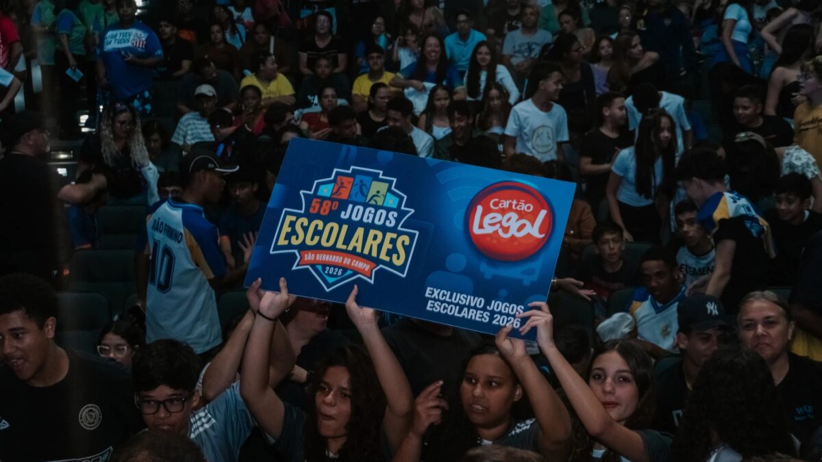 Torcida segura placa dos 58º Jogos Escolares de São Bernardo do Campo