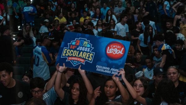 Torcida segura placa dos 58º Jogos Escolares de São Bernardo do Campo