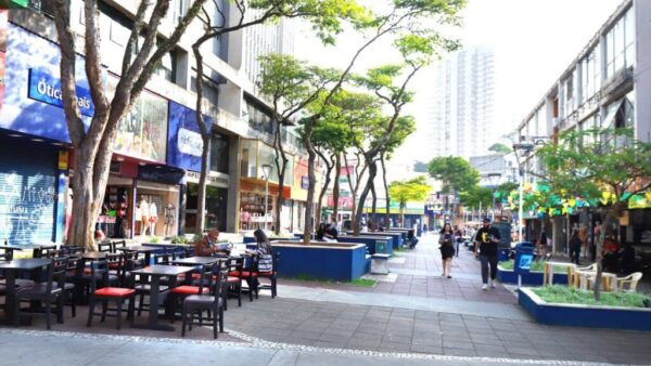 Calçada do Centro de Diadema com mesas de bar e pedestres, sem ambulantes