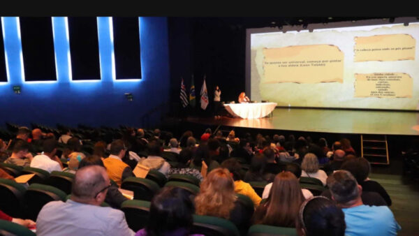 Público assiste apresentação no Teatro Municipal de Mauá durante Encontro do Patrimônio Histórico