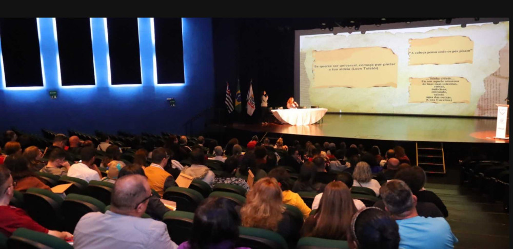 Público assiste apresentação no Teatro Municipal de Mauá durante Encontro do Patrimônio Histórico