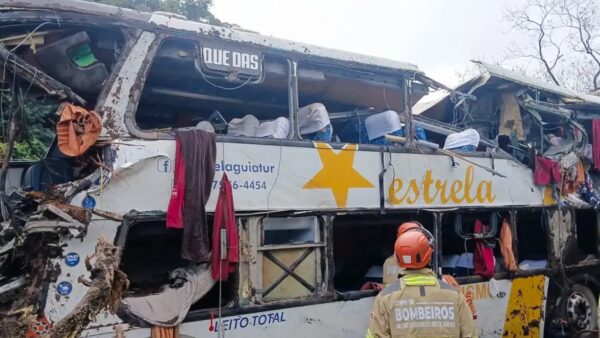 Bombeiros observam ônibus destruído após tombamento na BR-040 em Petrópolis