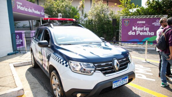 Viatura da Guarda Civil Municipal em frente à Casa Patrulha Maria da Penha