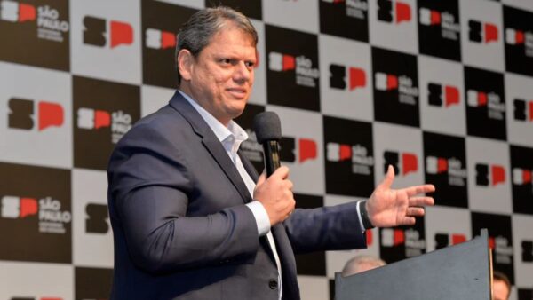 Tarcísio de Freitas discursa ao microfone em evento de campanha em Osasco
