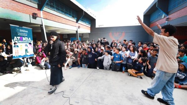 Show de rap na abertura da Semana da Juventude 2026 em Diadema, com jovens reunidos em quadra escolar