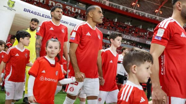 Jogadores do Internacional entram em campo com mascotes antes de partida