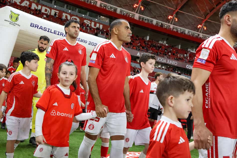 Jogadores do Internacional entram em campo com mascotes antes de partida
