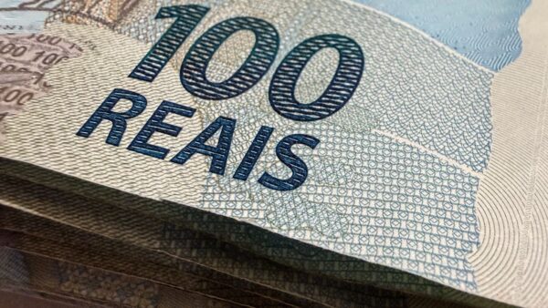 Cédula de 100 reais em close, ilustrando o Boletim Focus