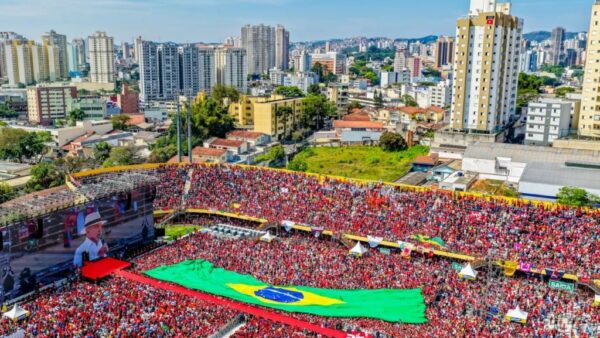 Vista aérea do Estádio 1º de Maio lotado durante lançamento de campanha de Lula em São Bernardo