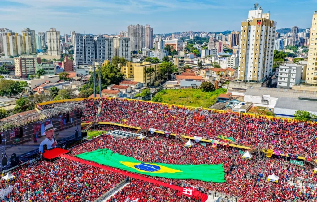 Vista aérea do Estádio 1º de Maio lotado durante lançamento de campanha de Lula em São Bernardo