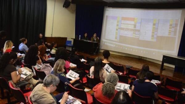 Plateia assiste apresentação em auditório sobre estágio de Educação Inclusiva em Santo André