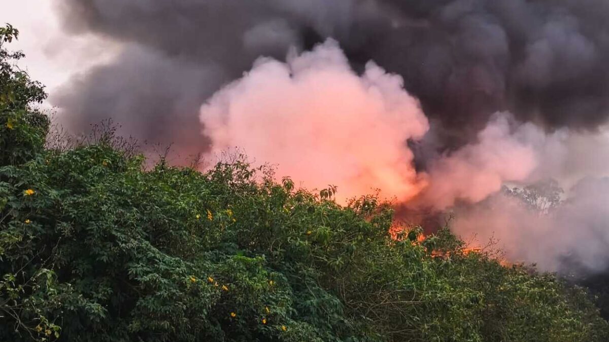 Fumaça e chamas de incêndio em pátio de veículos em Mauá