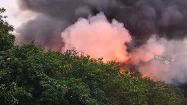 Fumaça e chamas de incêndio em pátio de veículos em Mauá
