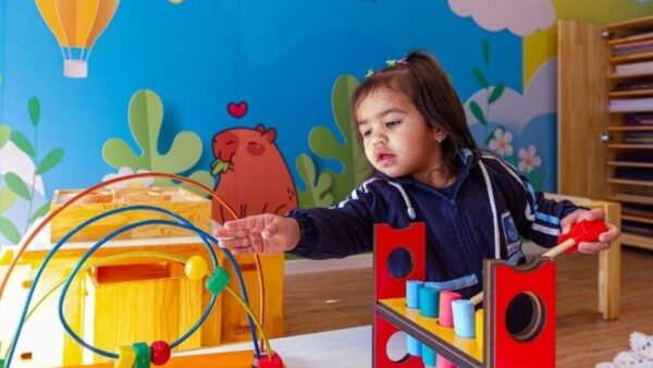 Criança brinca com jogo educativo em creche de Diadema