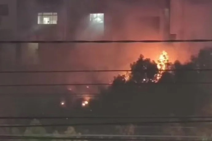 Chamas e fumaça em terreno baldio à noite no bairro Jardim Laura, São Bernardo
