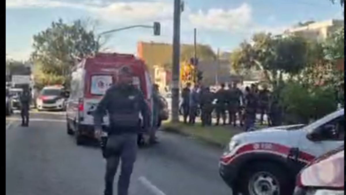 Policiais e viaturas no local de confronto após tentativa de roubo de moto em Santo André