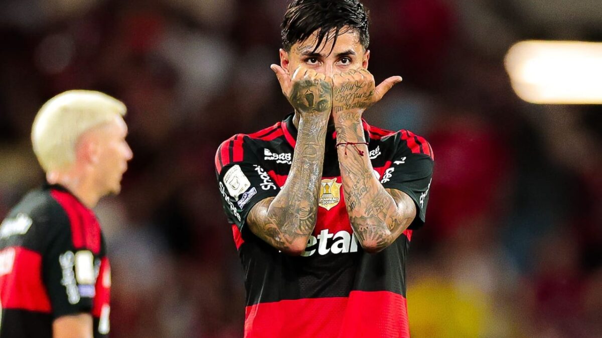 Jogador do Flamengo comemora gol durante partida contra o Vitória no Maracanã
