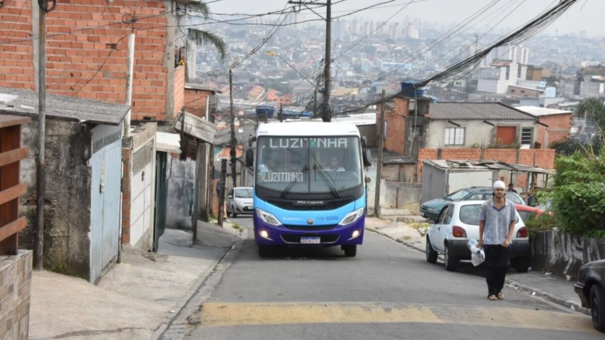 Micro-ônibus Circular Luzitinha trafega por rua íngreme do Jardim Santo André