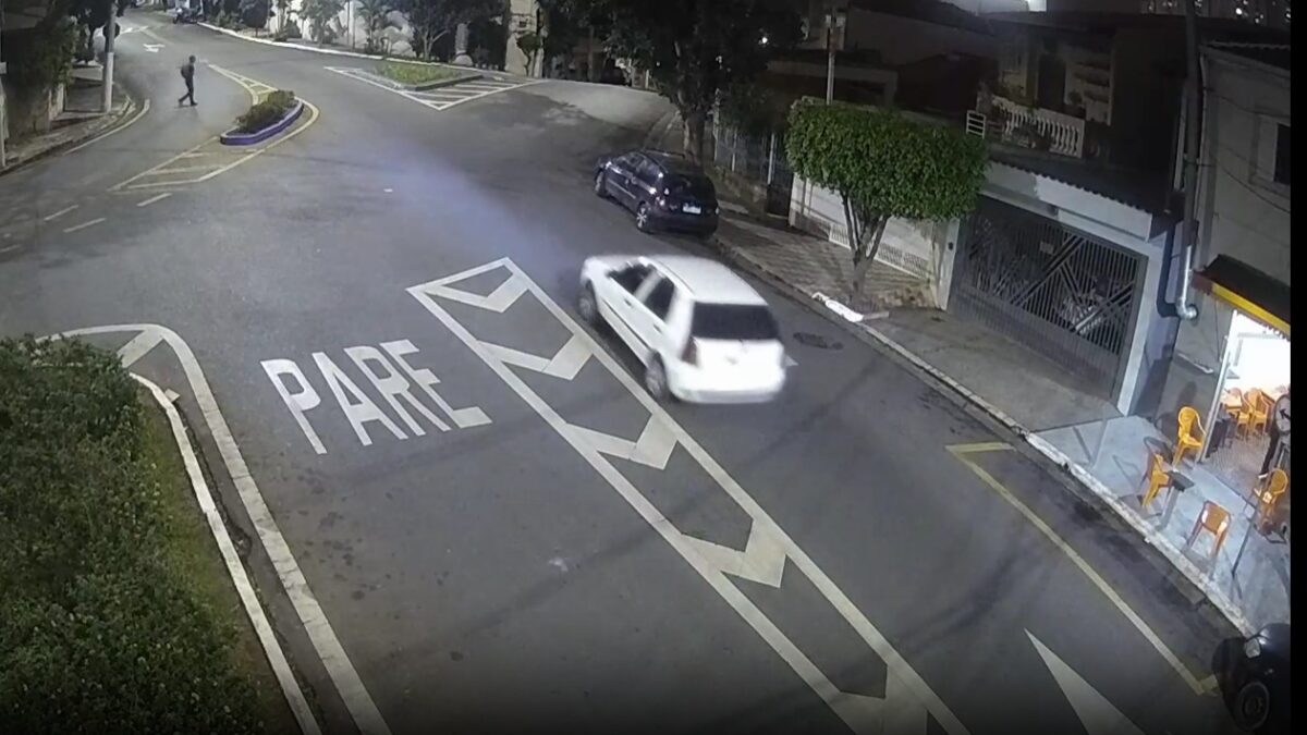 Imagem de câmera de segurança mostra carro branco usado por suspeitos de furto em São Caetano