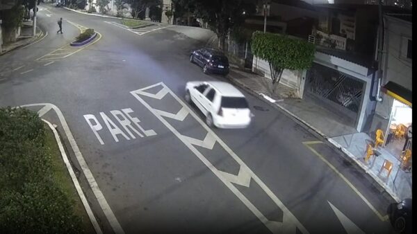 Imagem de câmera de segurança mostra carro branco usado por suspeitos de furto em São Caetano