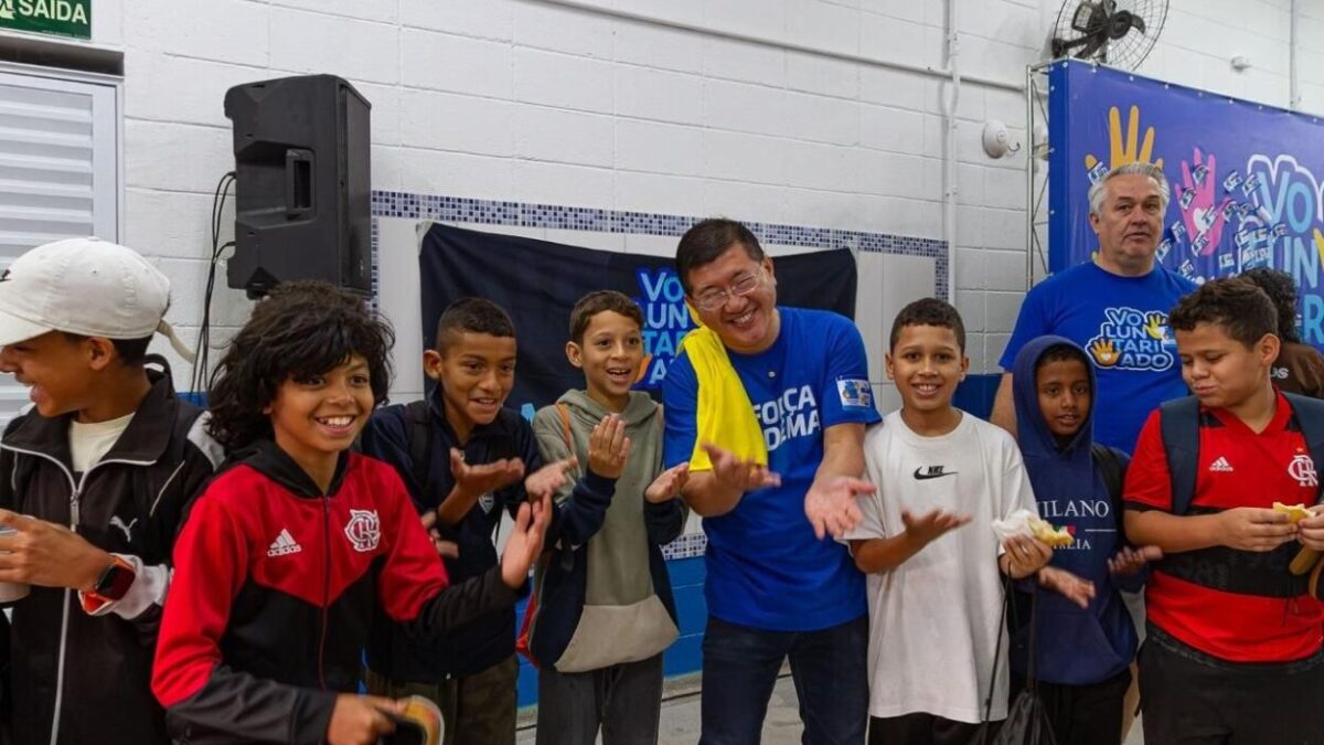 Prefeito de Diadema e jovens voluntários sorrindo durante mutirão do Transforma Diadema