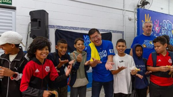 Prefeito de Diadema e jovens voluntários sorrindo durante mutirão do Transforma Diadema