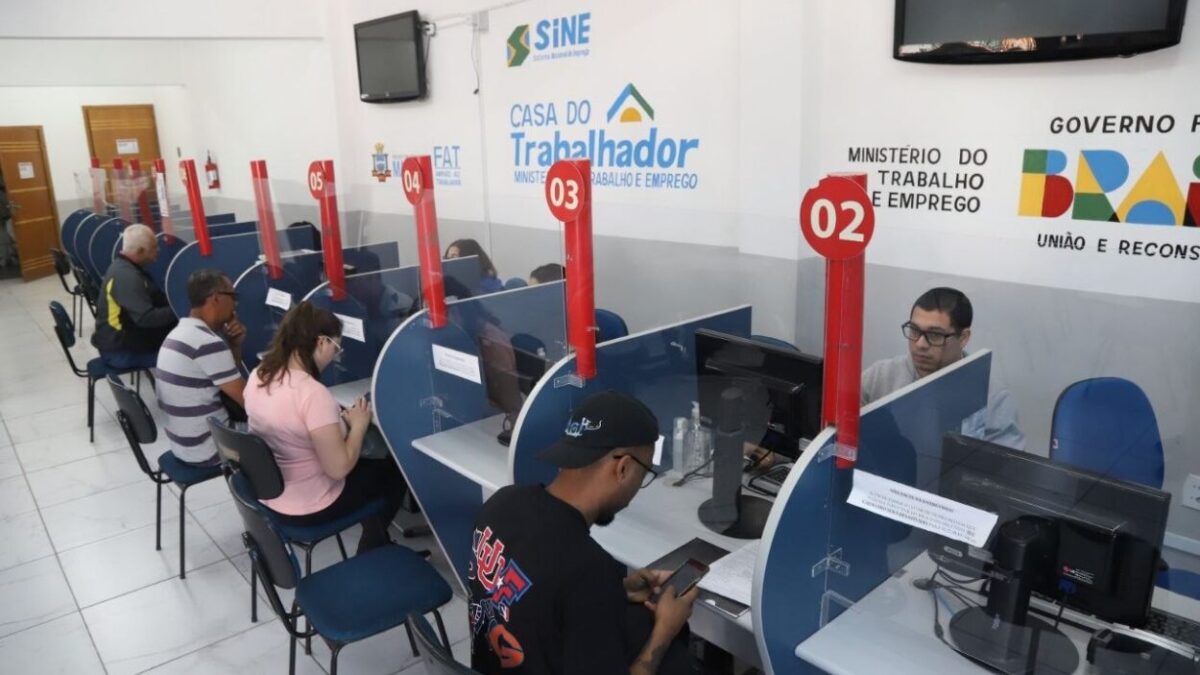 Pessoas sendo atendidas em guichês da Casa do Trabalhador de Mauá