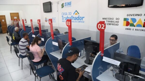Pessoas sendo atendidas em guichês da Casa do Trabalhador de Mauá