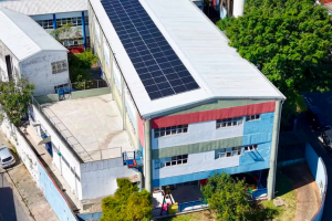 Vista aérea de escola municipal de Mauá com painéis solares instalados no telhado