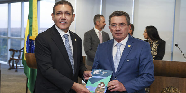 Presidentes do TSE e do TCU seguram documento durante entrega de lista de gestores com contas irregulares