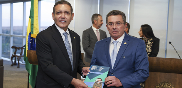 Presidentes do TSE e do TCU seguram documento durante entrega de lista de gestores com contas irregulares