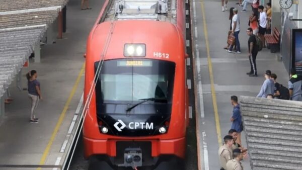 Trem da CPTM parado em plataforma da Linha 10-Turquesa com passageiros aguardando