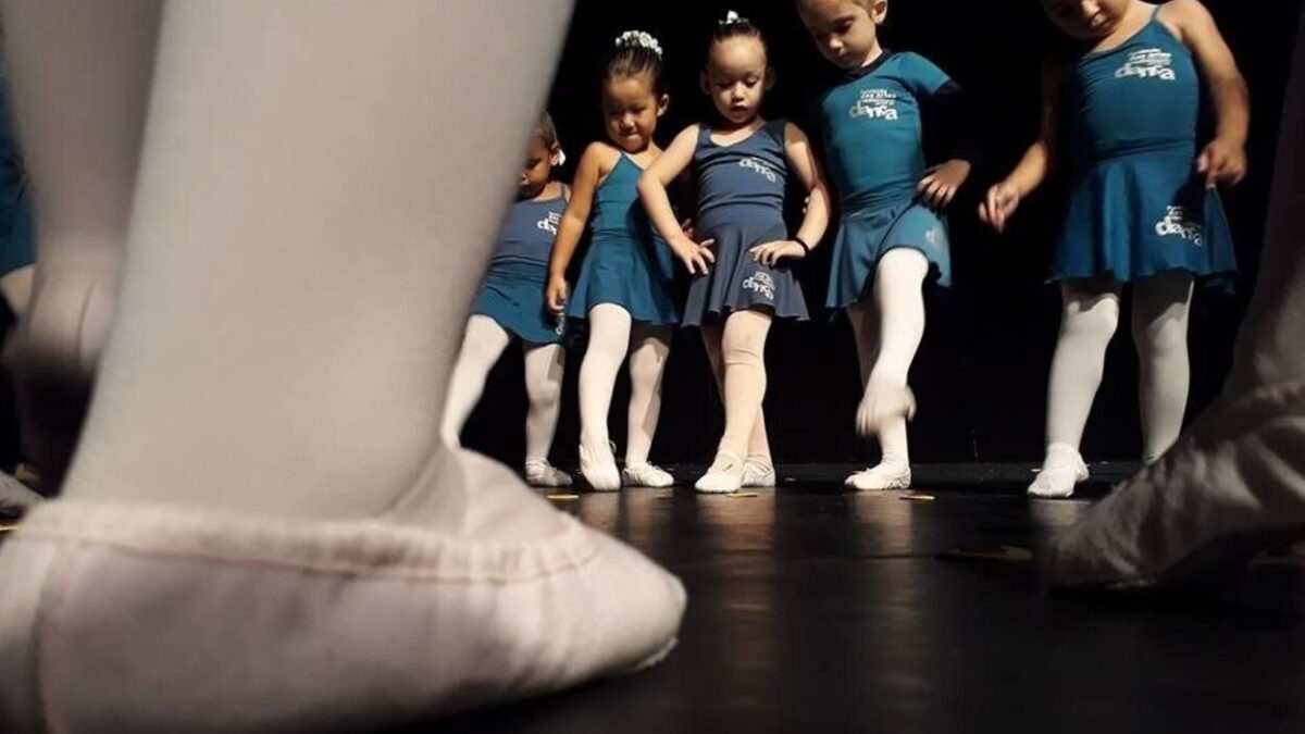 Crianças bailarinas em cena durante apresentação de balé no palco do Teatro Paulo Machado de Carvalho