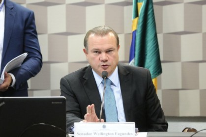 Senador Wellington Fagundes discursando ao microfone em sessão no Senado