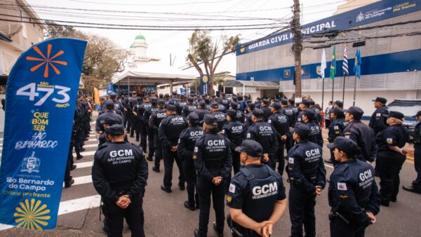 Guardas civis municipais enfileirados em frente à nova sede da GCM em São Bernardo