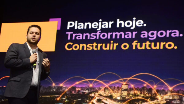 Palestrante discursa no 8º Meeting Empresarial no Parque Tecnológico de Santo André