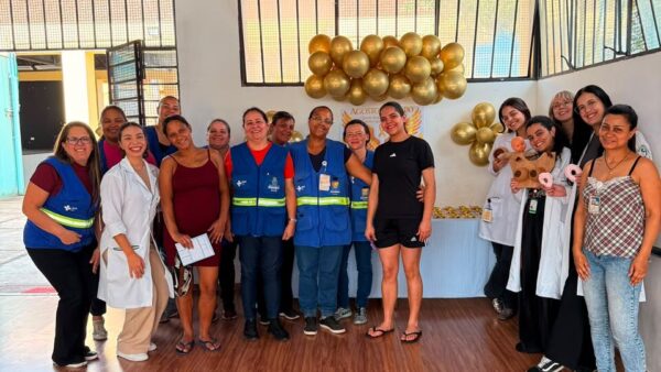Profissionais de saúde e gestantes reunidas em evento de abertura do Agosto Dourado em Diadema