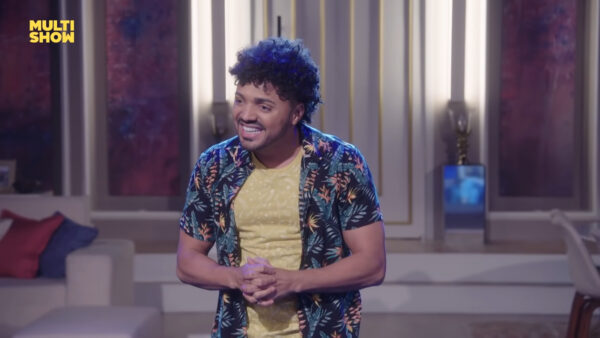 Humorista Tirullipa sorrindo durante participação em programa de TV