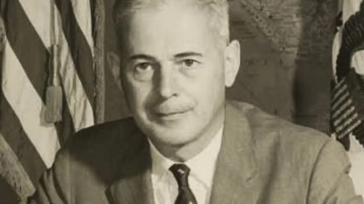 Retrato de época do embaixador americano Lincoln Gordon