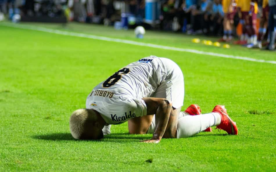 Gabigol comemora ajoelhado seu gol de número 100 pelo Santos