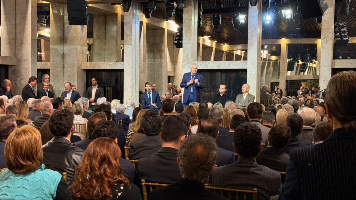Ronaldo Caiado discursa para empresários em evento em São Paulo