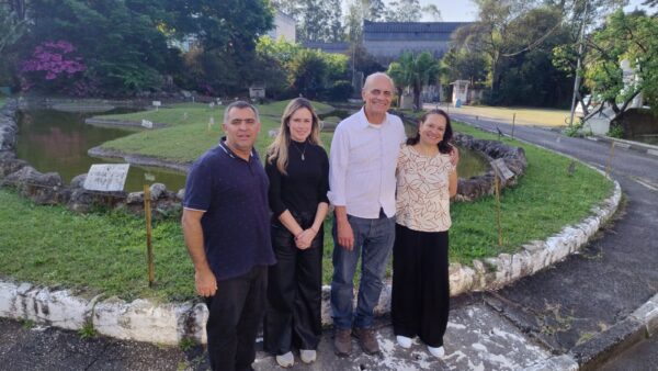 Representantes do Consórcio ABC posam no terreno do futuro Campus Diadema do IFSP