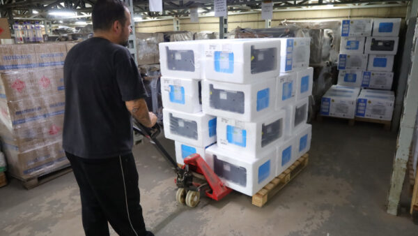 Funcionário transporta equipamentos de cozinha destinados a escolas municipais de Mauá