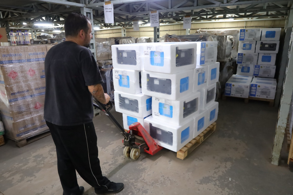 Funcionário transporta equipamentos de cozinha destinados a escolas municipais de Mauá