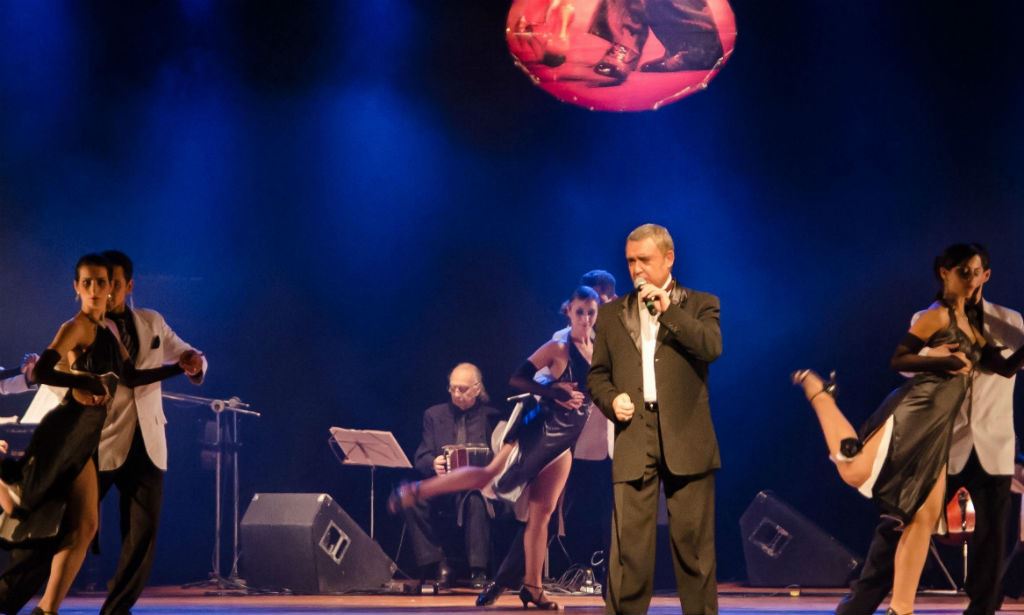 Bailarinos e cantor da Companhia Tango e Paixão se apresentam no palco