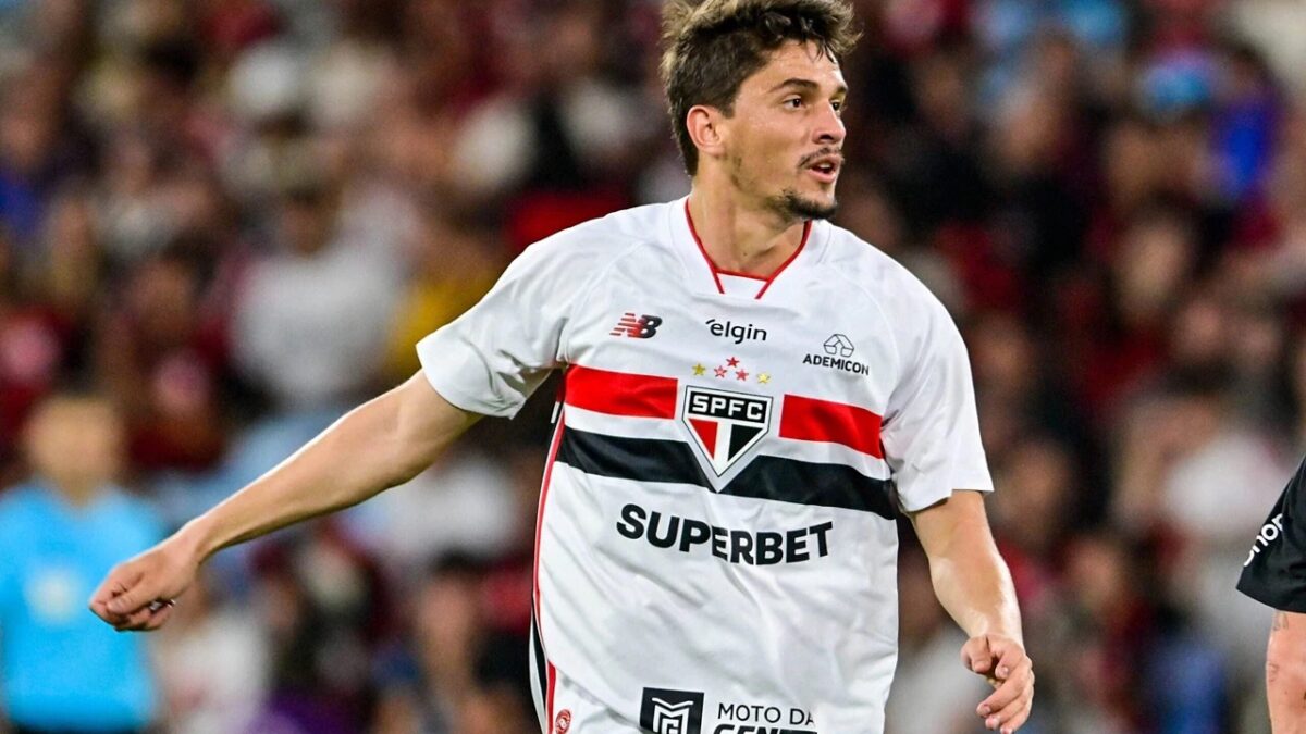 Jogador do São Paulo em ação durante partida contra o Coritiba