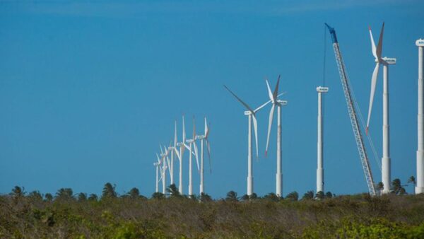 Turbinas eólicas em construção no litoral do Nordeste brasileiro