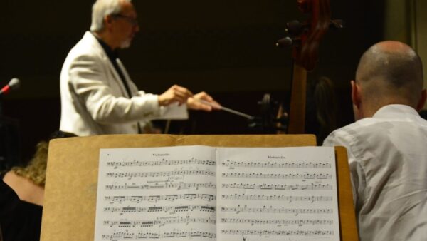 Maestro rege a Orquestra Sinfônica de Santo André durante concerto