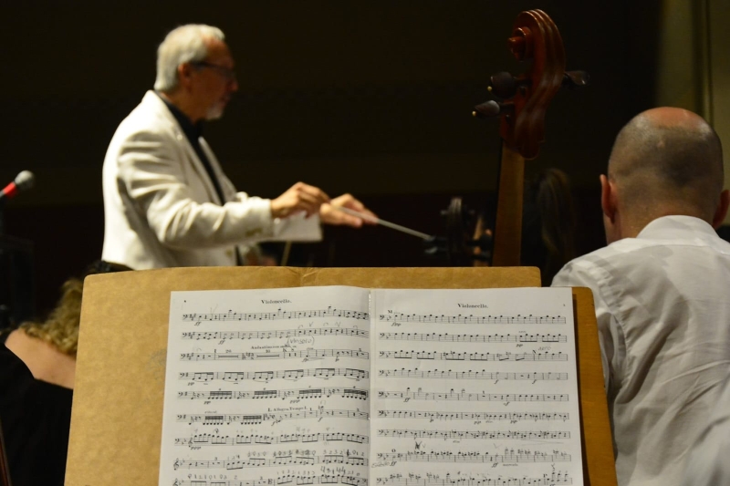 Maestro rege a Orquestra Sinfônica de Santo André durante concerto